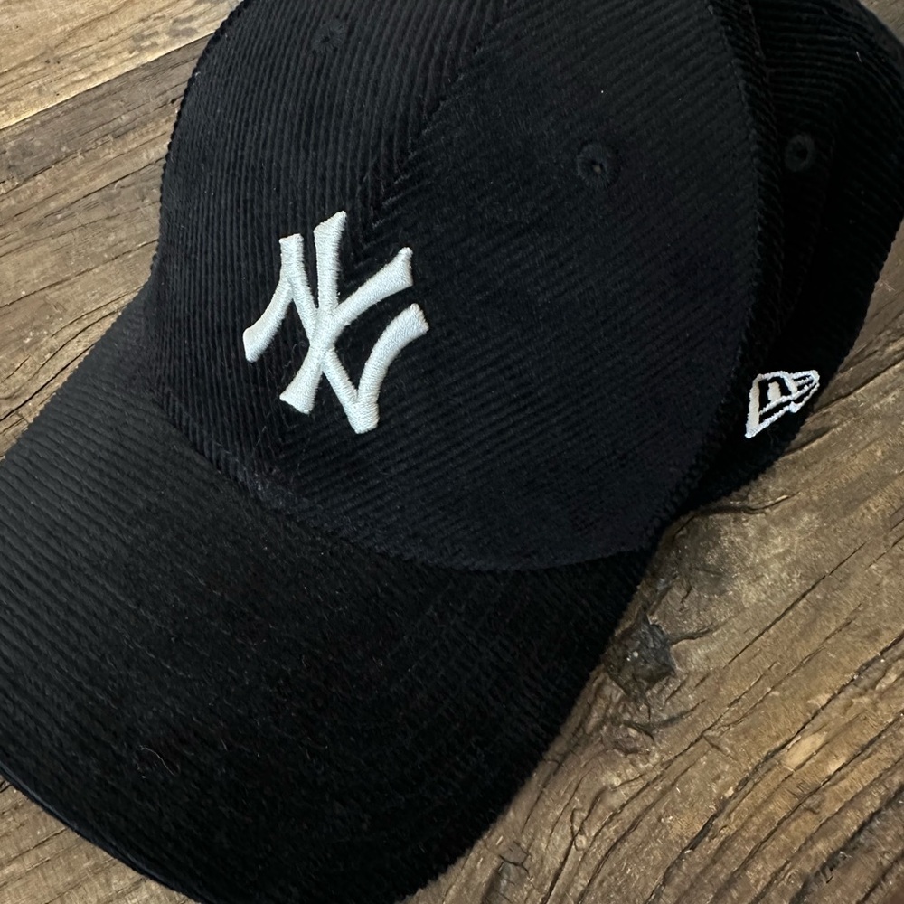 NY Yankees Black Corduroy Cap with White Logo - Brand New - New Era